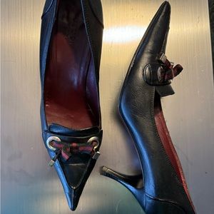 Vintage Gucci Black Leather pointed toe pumps.